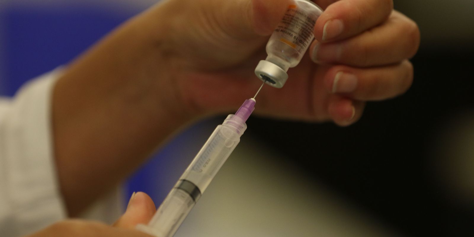 Covid-19: estudo da Uerj mostra segurança de vacina em jovens