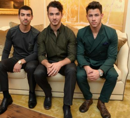 Formado por Nick, Joe e Kevin, os Jonas Brothers são um sucesso do pop rock americano até hoje. (Foto: Instagram)