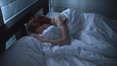 A posição na qual se adormece influencia diretamente na qualidade do sono. Mas afinal, qual é a opção mais indicada para tirar melhor proveito do tempo de descanso?. (Foto: Pexels)