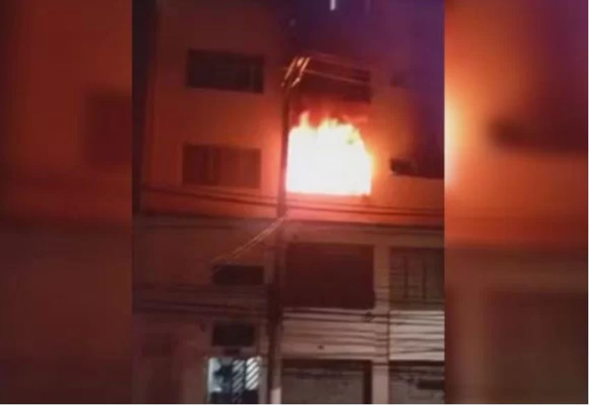 Conforme informações dos moradores, um homem teria provocado o fogo durante uma discussão com sua esposa. (Foto: TV Globo)