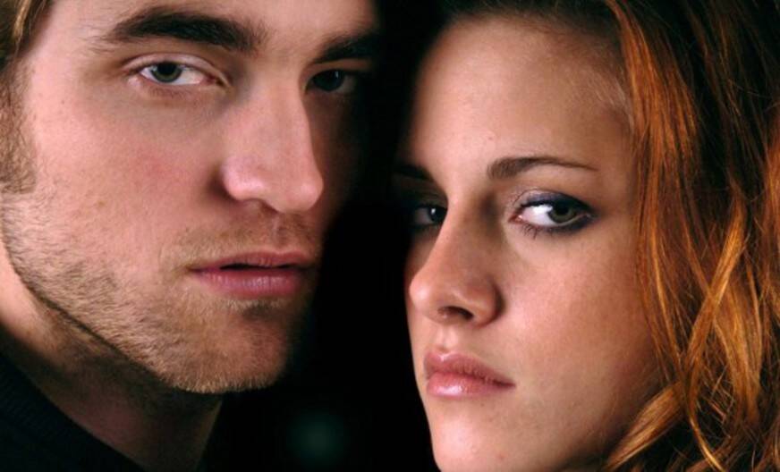 Kristen Stewart e Robert Pattinson eram um dos casais famosos favoritos, tanto na ficção como Bela e Edward em “Crepúsculo”, quanto fora das telinhas. (Foto: divulgação)