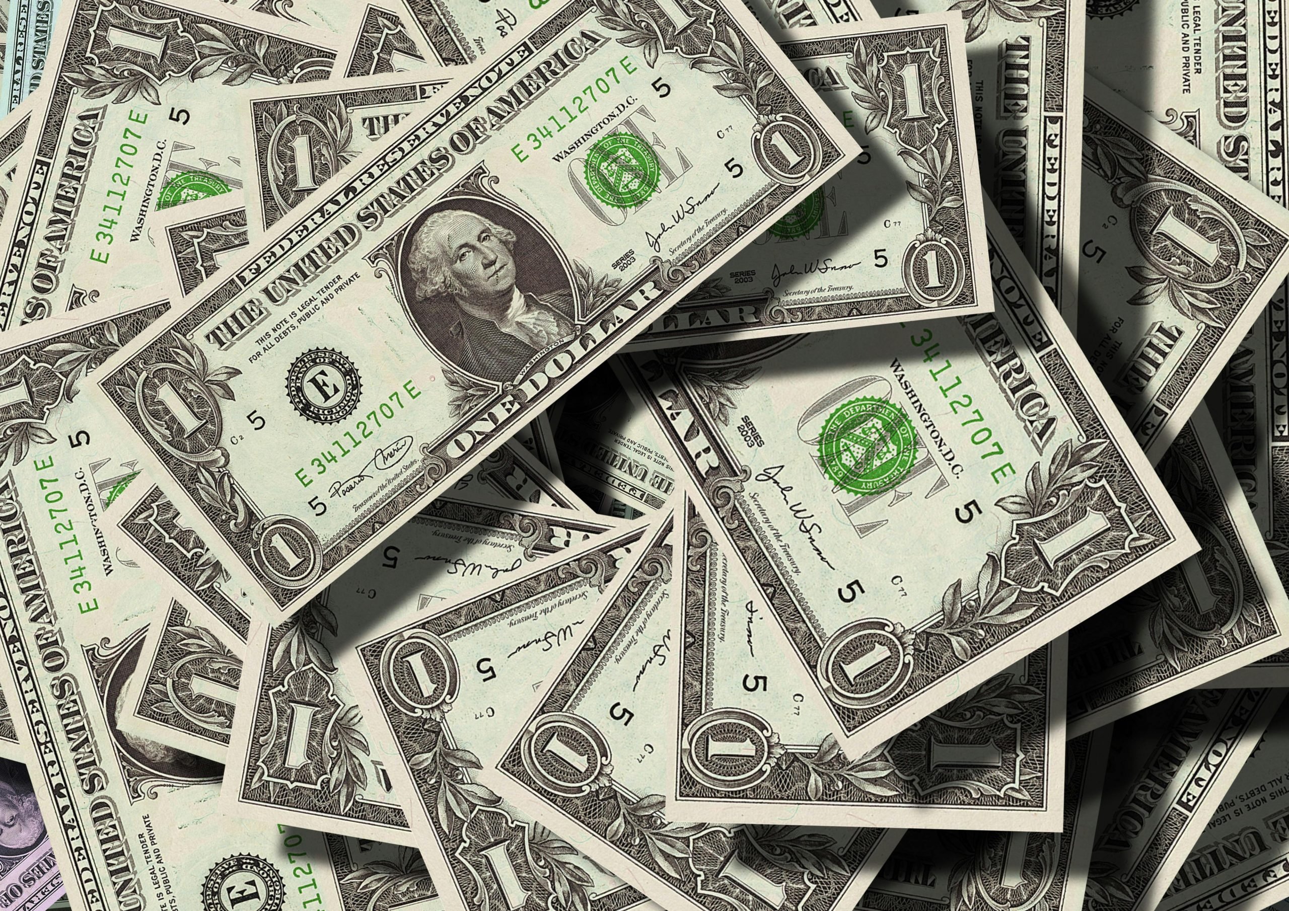 O dólar voltou a cair nesta quinta-feira (4) e fechou abaixo de R$5,50. (Foto: Pexels)